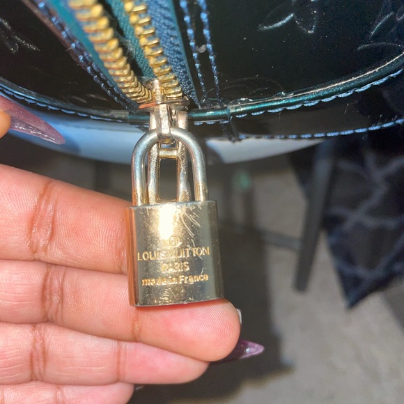 Mint condition authentic Louis Vuitton purse - Picture 8 of 9